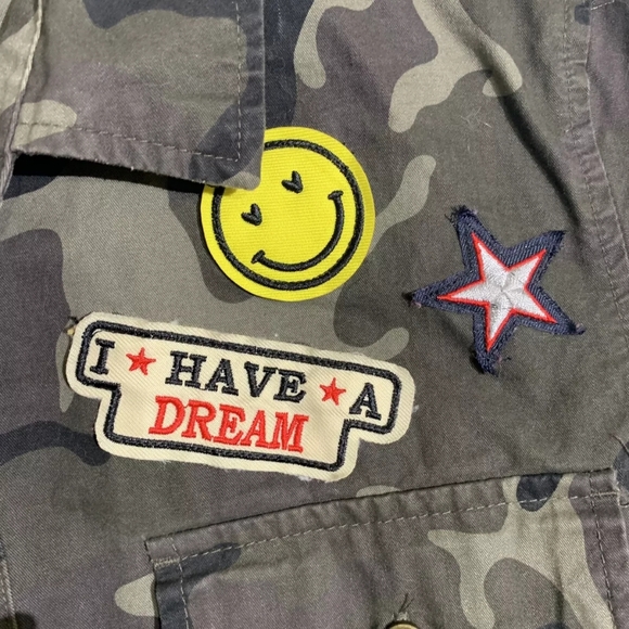 Women’s Size large Forever 21 Army Green Camo Shirt Jacket Patches Button Up - Picture 4 of 6